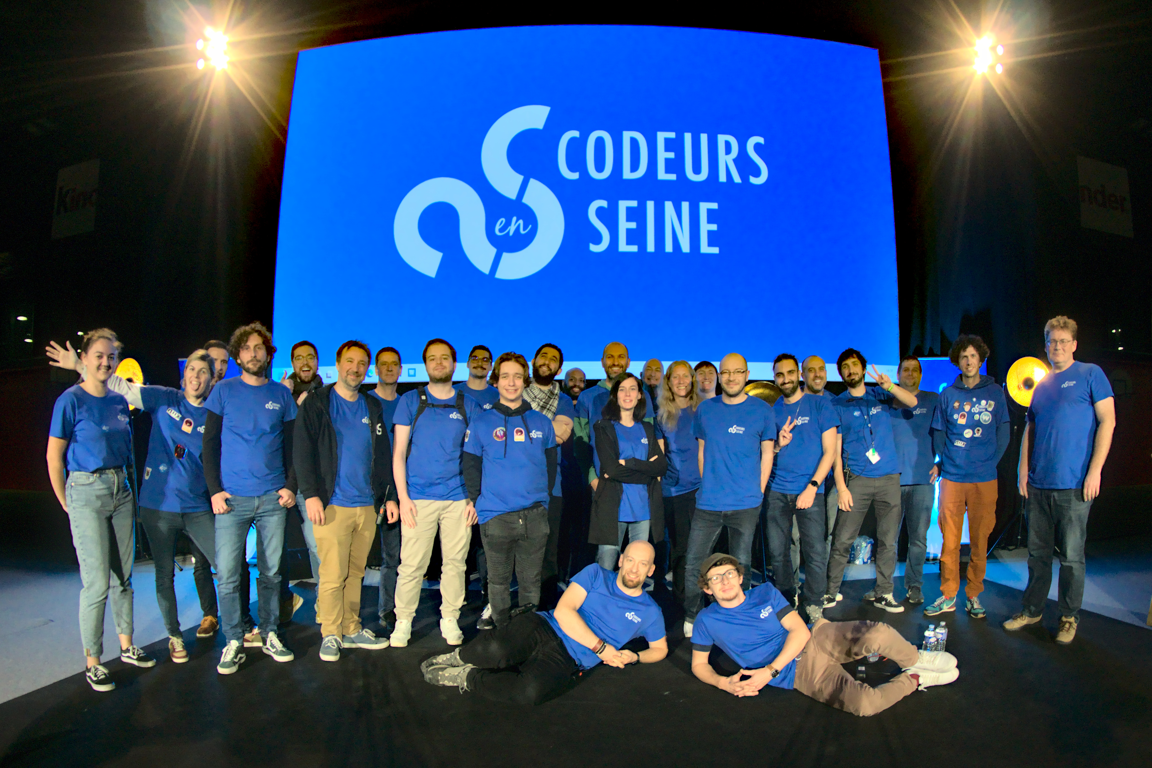 Les bénévoles de Codeurs en Seine dans la salle 1000 places du Kindarena